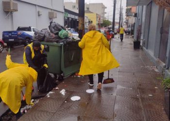 SERVIÇOS: Mesmo com chuva, a limpeza urbana não pode parar!