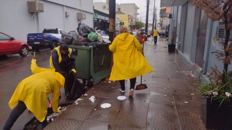 SERVIÇOS: Mesmo com chuva, a limpeza urbana não pode parar!